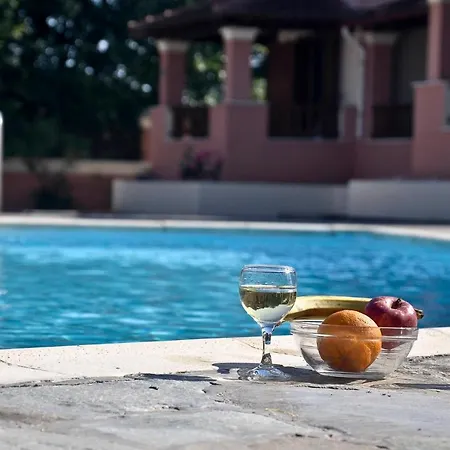 Louvros Corfu アパート